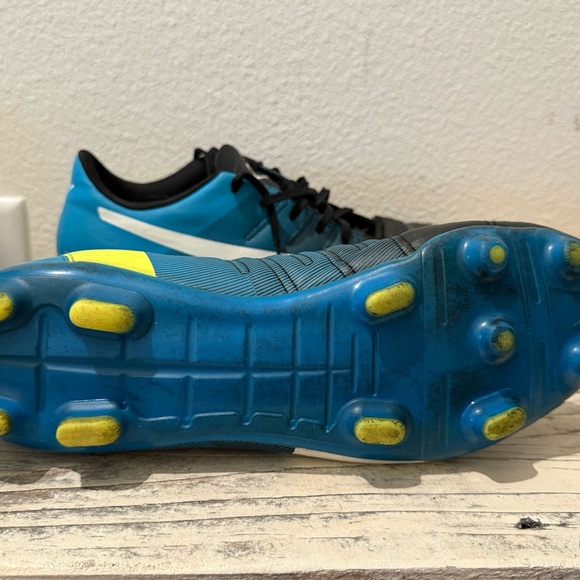 Puma Black and Teal Cleats - Picture 4 of 5